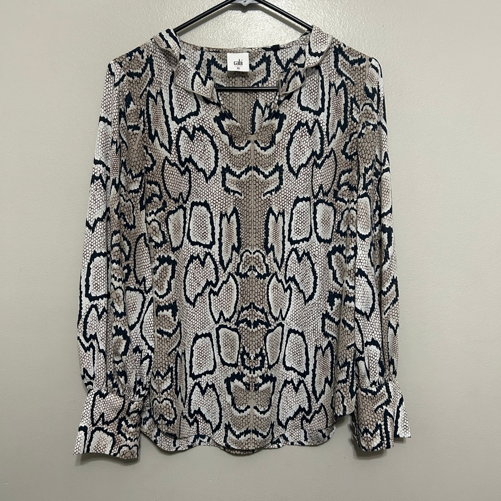 Cabi Blouse XS Beige Black Snake Print V-Neck Long Sleeve Ruffle Office Casual